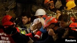 土耳其救援人员在2月14日救出一名15岁的姑娘。