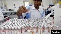 Seorang pekerja sedang menyiapkan ampul vaksin polio di pabrik Bio Farma di Bandung, Jawa Barat, 13 Mei 2005. (Foto: Reuters/arsip)