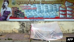 រូបឯកសារ៖ បដា​ផ្សាយ​ពាណិជ្ជកម្ម​ស្រា​ត្រូវ​បាន​គេ​ដាក់​តាំង​បង្ហាញ​នៅ​តាម​ដង​ផ្លូវ​ក្នុង​រាជធានី​ភ្នំពេញ ថ្ងៃទី២៨ ខែមីនា ឆ្នាំ២០១៤។