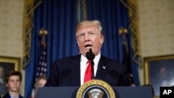 آقای ترمپ در یک پیام تویتر نوشته است که "اجازه نخواهد داد افراد تراجنسیتی در هیچ ظرفیتی در اردوی امریکا خدمت کنند."