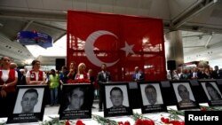 Des employés de l'aéroport internationale d’Atatürk à Istanbul en Turquie assistent le 30 juin 2016 à une cérémonie en mémoire de leurs amis tués dans l'attaque de mardi à cet aéroport.