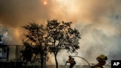 Petugas pemadam kebakaran berjuang melawan kebakaran Boyles di Clearlake, California, Minggu, 8 September 2024. (Noah Berger/AP)