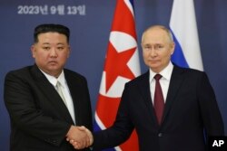 Presiden Rusia Vladimir Putin, kanan, dan pemimpin Korea Utara Kim Jong Un berjabat tangan saat bertemu di Kosmodrom Vostochny, Rusia, 13 September 2023. (Foto: via AP)