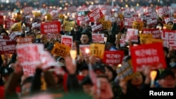 បាតុករ​នាំ​គ្នា​ស្រែក​ពាក្យ​ស្លោក​នៅ​ក្នុង​បាតុកម្ម​មួយ​ដើម្បី​ទាមទារ​ឲ្យ​លោកស្រី​ប្រធានាធិបតី Park Geun-hye ចុះ​ចេញ​ពី​តំណែង​ ក្នុង​ក្រុង​សេអ៊ូល ប្រទេស​កូរ៉េ​ខាង​ត្បូង​ កាលពី​ថ្ងៃទី១៩ ខែវិច្ឆិកា ឆ្នាំ២០១៦។