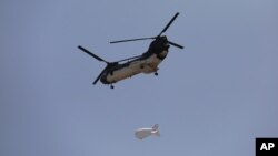 រូបឯកសារ៖ ឧទ្ធម្ភាគចក្រ Chinook របស់​អាមេរិក​មួយគ្រឿង​ហោះ​នៅ​លើ​ទីក្រុង​កាប៊ុល ប្រទេស​អាហ្វហ្គានីស្ថាន កាលពី​ថ្ងៃទី១៥ ខែសីហា ឆ្នាំ២០២១។