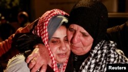 Oslobođena palestinska zatvorenica (Foto: REUTERS/Ammar Awad)