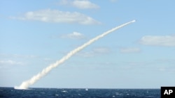 Foto yang dirilis oleh Kementerian Pertahanan Korsel ini memperlihatkan misil penjelajah terbaru Korsel tengah ditembakkan dari kapal selam dalam suatu latihan perang (Foto: dok). Korsel tengah menyiagakan militernya dan menempatkan misil ini secara resmi untuk menghadapi ancaman nuklir Korut (14/2).