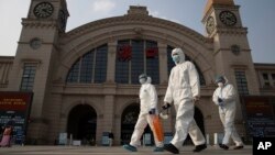 រូបឯកសារ៖ បុគ្គលិកសុខាភិបាលត្រួតពិនិត្យតំបន់ក្នុងក្រុង Wuhan ខេត្ត Hubei ដែលជាប្រភពដើមនៃវីរុសកូរ៉ូណា នៅប្រទេសចិន កាលពីថ្ងៃទី៧ ខែមេសា ឆ្នាំ២០២០។