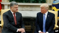 Presiden Donald Trump berbicara dalam sebuah pertemuan dengan Presiden Ukraina Petro Poroshenko di Kantor Oval Gedung Putih, 20 Juni 2017, di Washington.