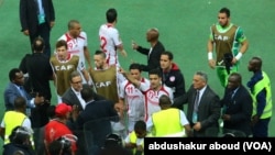 La sélection tunisienne autour de l'arbitre du quart de finale