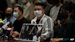 តំណាងរាស្ត្រហុងកុងលោក Andrew Wan កាន់រូបថតតំណាងរាស្ត្រគាំទ្រលទ្ធិប្រជាធិបតេយ្យផ្សេងទៀត ក្នុងសន្និសីទសារព័ត៌មានមួយ នៅទីក្រុងហុងកុង បន្ទាប់ពីប៉ូលិសហុងកុងបានចាប់ខ្លួនមនុស្ស ៧នាក់ ក្នុងករណីប្រតាយប្រតប់គ្នាមួយ កាលពីថ្ងៃអាទិត្យ ទី១ ខែវិច្ឆិកា ឆ្នាំ២០២០។