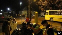In this photo made available 09 Oct 2010, police and army officials are helping during the evacuation of western Hungary's village of Kolontar, 08 Oct 2010