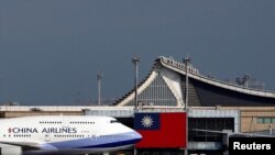 Pesawat Boeing milik maskapai penerbangan China, China Airlines, di bandara internasional Taoyuan, Taiwan. (Foto: dok).