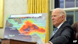 Predsjednik Joe Biden sluša tokom sastanka s višim zvaničnicima dok ga izvještavaju o saveznom odgovoru na šumske požare širom Los Angelesa, tokom sastanka u Ovalnoj kancelariji Bijele kuće, u Washingtonu, 13. januara 2025.