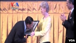 ​លោក​នាយក​រដ្ឋមន្ត្រី​ហ៊ុន សែន​ថើបរូប​ថត​រូប​ចម្លាក់​ ហើយ​ថ្លែងអំណរគុណ​សហរដ្ឋអាមេរិក។​