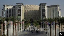 Para pengunjung dan peserta mendatangi lokasi penyelenggaraan KTT iklim PBB, COP28, di Kubah Al Wasl di Expo City, Dubai, Uni Emirat Arab, Rabu, 29 November 2023. (Foto: AP Photo/Joshua A. Bickel)