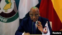 Jean Claude Kassi Brou, président de la Commission de la CEDEAO, lors du sommet extraordinaire de la CEDEAO pour entendre les rapports des récentes missions au Mali, au Burkina Faso et en Guinée à la suite de coups d'État militaires dans ces pays, à Accra, Ghana, le 25 mars 2022.