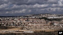 اسرائيل په ۱۹۶۷کال کې کې لویدیځه غاړه اشغال کړه او اوس هلته‌۴۹۰زره اسرائیلیان ژوند کوي، چې د نړیوالو قوانینو په اساس، غیر قانوني‌ګڼل کېږي.