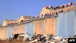Para napi di kota Cascavel, Brazil selatan melakukan protes rusuh, menuntut kondisi penjara yang lebih baik (25/8).