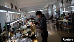 Seorang pekerja di pabrik sepatu Adidas di Dandong, China (foto: ilustrasi). 