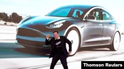 ایلان ماسک در حال رقصیدن بر روی صحنه، هنگام معرفی خودروی تسلا مدل۳ ساخت چین در شانگهای (عکس از آرشیو)