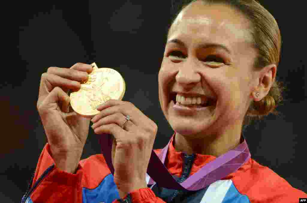 Atlet Inggris, Jessica Ennis berpose di podium setelah menerima medali emas cabang heptathlon. 