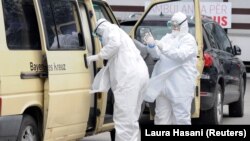 Zdravstveni radnici u blizini kosovskog Medicinskog centra (Foto: REUTERS/Laura Hasani)