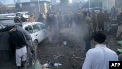 Pejabat keamanan Pakistan dan warga setempat terlihat berkumpul di lokasi ledakan bom di sebuah pasar di kota Parachinar, ibukota distrik suku Kurram di perbatasan Afghanistan, 21 Januari 2017.(AFP Photo).