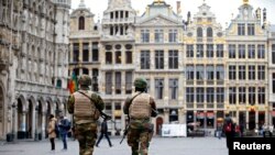 Tentara Belgia melakukan patroli di the Grand Place, Brussels menyusul serangan bom di ibukota negara itu (24/3). 