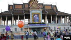 Cambodians gather in front of the Royal Palace to commemorate the late king's passing in 2012. (Photo by: Leng Len/VOA Khmer)
