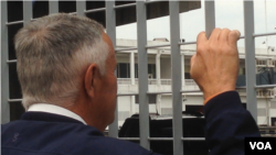 Ralph Steele of New Jersey strains for a glimpse of his son, a seaman, who has just berthed at Manhattan's Pier 46, New York City, May 23, 2014. (Adam Phillips/VOA)