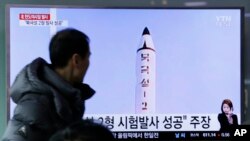 Seorang pria menonton program berita TV yang menunjukkan foto yang dipublikasikan surat kabar Korea Utara, Rodong Sinmun, terkait peluncuran rudal Korea Utara “Pukguksong-2” (13/2). (foto: AP Photo/Ahn Young-joon)