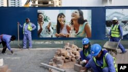 Para migran bekerja di sektor konstruksi di Dubai, Uni Emirat Arab (foto: ilustrasi). Banyak dari migran di UEA harus menganggur, terdampak oleh pandemi virus corona.