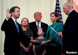 Brett Kavanaugh javno polaže zakletvu pred penzionisanim sudijom Anthonyjem Kennedyjem.