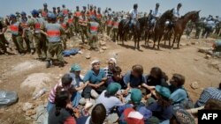 Izraelski doseljenici u sukobu s izraelskim policijskim snagama na vrhu brda na Zapadnoj obali, s pogledom na palestinsko selo El Khader, gdje su doseljenici počeli graditi ilegalno naselje. 