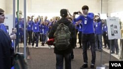 Sebuah gerai 'Apple' di New York memberi tepuk tangan kepada pelanggan pertama yang masuk setelah antri berjam-jam untuk mendapat produk terbaru iPhone 4S (14/10). Karyawan toko Apple diberi kesempatan menghormat Steve Jobbs hari ini (19/10).
