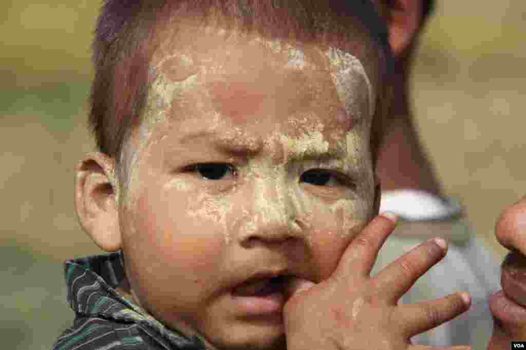A boy with traditional sunblock on his face, Thet Kae Pyin Camp, outside Sittwe, Rakhine State, Burma, November, 2012. (D. Schearf/VOA)