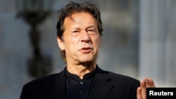 وزیرِ اعظم عمران خان نے کہا کہ بیرونِ ممالک سفارت خانوں میں تعینات سفیروں سے ان کی گفتگو اور تنقید کو براہِ راست نشر نہیں کیا جانا چاہیے تھا کیوں کہ اس سے یہ تاثر گیا کہ دفترِ خارجہ کام نہیں کر رہا۔ (فائل فوٹو)