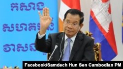រូបឯកសារ៖ លោកនាយករដ្ឋមន្ត្រី ហ៊ុន សែន ថ្លែងសុន្ទរកថាតាមអនឡាញ ក្នុងកិច្ចប្រជុំកំពូលរវាងថ្នាក់ដឹកនាំនៃគណបក្សកុម្មុយនីស្តចិន និងគណបក្សនយោបាយលើពិភពលោក កាលពី​ថ្ងៃទី៦ ខែកក្កដា ឆ្នាំ២០២១ ដែលមានការចូលរួមពីលោក Xi Jinping ប្រធានាធិបតីចិន។(Facebook/Samdech Hun Sen, Cambodian Prime Minister)