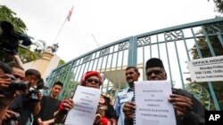 지난달 24일 쿠알라룸푸르 주재 북한 대사관 앞에서 말레이시아 시민단체 관계자들이 김정남 암살 건과 관련해 북한 정부에 항의하는 서한을 들고 있다.