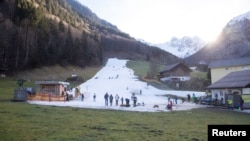 უჩვეულოდ თბილი და უთოვლო ზამთარი ალპებში. ბრანდი, ავსტრია. 6 იანვარი, 2023 წ. 