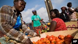 A vendor sorts tomatoes at the Agbogboloshie food market in Accra, Ghana (June 2008 file photo)
