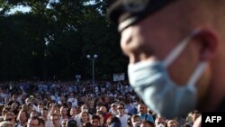 Pendukung kandidat presiden Svyatlana Tsikhanouskaya menghadiri konser yang diorganisir oleh pihak berwenang di Minsk, 6 Agustus 2020. Pihak berwenang menangkap para jurnalis yang meliput kegiatan kampanyenya. (Foto: AFP/Sergei Gapon/ilustrasi)