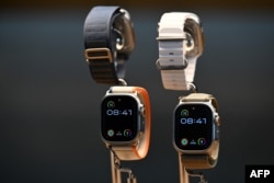 FILE - Perangkat Apple Watch Ultra 2 di toko ritel Apple The Grove di Los Angeles, California, 22 September 2023.