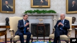 ປະທານາທິບໍດີ ໂຈ ໄບເດັນ ພົບປະກັບປະທານາທິບໍດີ ອິສຣາແອລ ໄອແຊກ ເຮີຊອກ, ຊ້າຍ, ຢູ່ໃນຫ້ອງການຮູບຊົງໄຂ່ຂອງທຳນຽບຂາວ ໃນນະຄອນຫຼວງ ວໍຊິງຕັນ, ເມື່ອວັນອັງຄານ ທີ 12 ພະຈິກ 2024. (AP Photo/Ben Curtis)