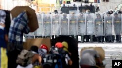 Anti-government demonstrators face off with Venezuelan Bolivarian National Guard officers on the first day of a 48-hour general strike in protest of government plans to rewrite the constitution, in the Bello Campo neighborhood of Caracas, Venezuela, July 26, 2017. 