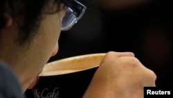 Seorang pria menikmati secangkir kopi