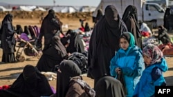 Para ibu dan anak-anak duduk-duduk di kamp al-Hol, tempat pengungsian keluarga mantan kombatan ISIS, di wilayah al-Hasakeh, timur laut Suriah, 14 Januari 2020. (Foto: AFP) 