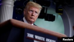 ប្រធានាធិបតី​សហរដ្ឋ​អាមេរិក លោក ដូណាល់ ត្រាំ កំពុង​ស្ដាប់​សំណួរ​ក្នុង​សន្និសីទ​ប្រចាំ​ថ្ងៃ​អំពី​ករណី​កូវីដ១៩ នៅ​សេតវិមាន ក្នុង​រដ្ឋ​ធានី​វ៉ាស៊ីនតោន កាល​ពី​ថ្ងៃ​ទី​១០ មេសា ២០២០។