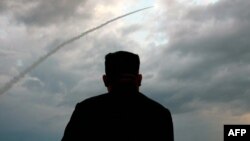 Lider Severne Koreje Kim Džong Un nadgleda lansiranje rakete 2019.